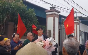 Thủ môn Cao Văn Bình về quê Nghệ An, được chào đón nồng nhiệt sau kỳ tích U23 châu Á