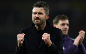 Neville ca ngợi Carrick đã đưa ma thuật trở lại sân Old Trafford