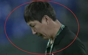 Truyền thông Hàn Quốc đưa tin về khoảnh khắc không ăn mừng chiến thắng của HLV Kim Sang Sik