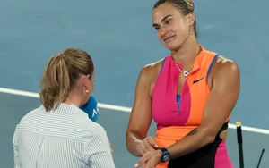 Sau Alcaraz, BTC Australian Open tiếp tục yêu cầu Sinner, Sabalenka tháo thiết bị theo dõi sức khỏe