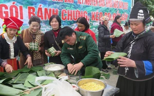 “Xuân biên phòng ấm lòng dân bản”: Mang Tết sớm đến vùng biên Lào Cai