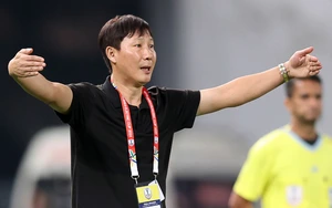 Báo Hàn Quốc ca ngợi hành động đặc biệt của HLV Kim Sang Sik, phơi bày sự thật về HLV đội nhà ở giải Châu Á 