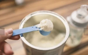 Bộ Y tế yêu cầu Shopee, Lazada gỡ bỏ thông tin sản phẩm sữa nghi nhiễm độc tố