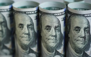 Đồng USD lao dốc giúp giá vàng tiếp tục lập "đỉnh"