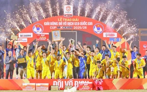 Xúc động khoảnh khắc U19 Sông Lam Nghệ An trở về nhà với chức vô địch sau 20 năm chờ đợi