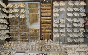 Giá vàng áp sát ngưỡng 5.600 USD/ounce, giá bạc đạt đỉnh mới