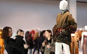 Các thương hiệu xa xỉ toàn cầu “chìm” trong cơn lốc giảm giá