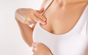 Một phụ nữ bị vỡ túi ngực khi thi đấu pickleball