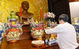 Chủ tịch Quốc hội Trần Thanh Mẫn dâng hương, viếng mộ Cụ Phó bảng Nguyễn Sinh Sắc