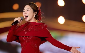 Hương Tràm dâng trào cảm xúc khi trình diễn ca khúc “Việt Nam tinh hoa”