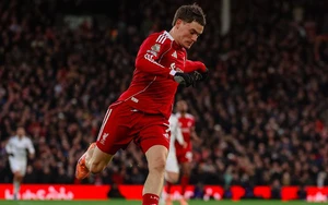 Liverpool hòa đáng tiếc Fulham trong trận cầu có bốn bàn thắng