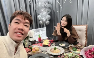 Tay vợt cầu lông hàng đầu Việt Nam chào năm mới bằng lời cầu hôn cực lãng mạn với hotgirl cung thủ