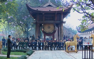 Trưng bày 'Ngựa về phố' chào đón năm mới Bính Ngọ