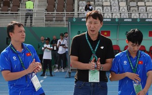 HLV Kim Sang Sik chia sẻ chuyện Đình Bắc ăn táo và chiếc áo may mắn cùng U23 Việt Nam