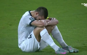 CẬN CẢNH: Cầu thủ Kyrgyzstan gục đầu bật khóc sau khi thua U23 Việt Nam 
