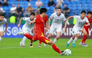 Văn Khang đánh lừa thủ môn trên chấm phạt đền, mở tỷ số cho U23 Việt Nam