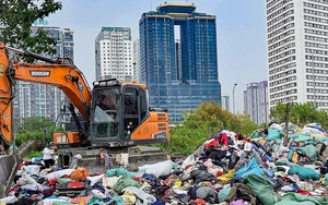 Gần 300 tấn quần áo cũ bị đổ bỏ ở Hà Nội đang được đưa đi xử lý tại Nam Sơn