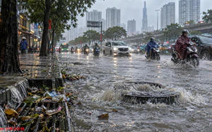 Mưa lớn gây ngập đô thị: Người dân cần làm gì để hạn chế tắc nghẽn hệ thống thoát nước?