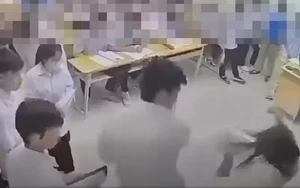 Bắt khẩn cấp nam sinh hành hung giáo viên tại lớp học
