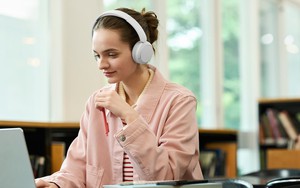 Nghe nhạc trong phòng, bạn có cần tai nghe chống ồn?