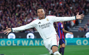 Mbappe lập cú đúp, Mourinho trượt cỏ ăn mừng khi lần thứ 9 đánh bại Barcelona