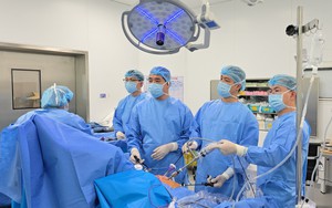 Mổ nội soi cắt u đại tràng sigma, nối ruột hoàn toàn trong ổ bụng, bệnh nhân 74 tuổi ăn uống được sau 24 giờ