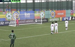 U15 World Cup dậy sóng: Thủ môn Bolivia phản đối trọng tài bằng cách bỏ khung thành