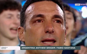 HLV Scaloni bật khóc ở trận chia tay Messi