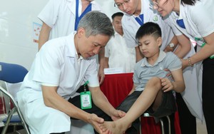 Trao cơ hội đi lại cho bệnh nhi 10 tuổi chịu di chứng sau chấn thương sọ não
