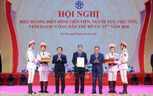 HLV Mai Đức Chung nhận vinh dự đặc biệt trước ngày Giải phóng Thủ đô