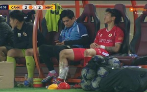 Vừa trở lại sau chấn thương, Đoàn Văn Hậu đã phải rời sân bằng cáng