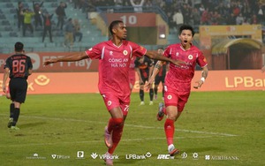 Ngoại binh lập hat-trick, CAHN đánh bại Ninh Bình FC để chiếm ngôi đầu V-League