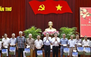 Chủ tịch Quốc hội Trần Thanh Mẫn tặng quà cho hộ nghèo, công nhân lao động tại TP. Cần Thơ