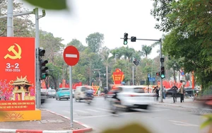 Đường phố Hà Nội rực rỡ chào mừng 96 năm thành lập Đảng