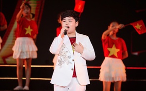 Ca sĩ nhí Dương Đức Hải cùng DTAP hát "Nhà tôi có treo một lá cờ"