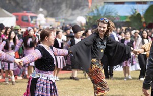 Đa dạng sắc màu lễ hội Xuân thu hút khách đến Đất Tổ