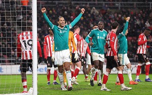 Van Dijk ghi bàn duy nhất, Liverpool thắng tối thiểu ở Ngoại hạng Anh
