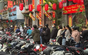 Người Hà Nội tấp nập xuống phố sắm Tết Bính Ngọ 2026