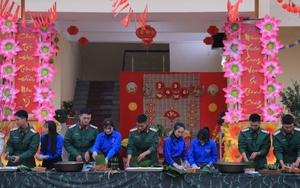 Giữ lửa tết trong doanh trại: Chiến sĩ quây quần gói bánh chưng đón xuân Bính Ngọ 2026