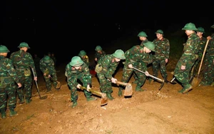 Khẩn trương lắp đặt cầu phao qua sông Lô phục vụ nhân dân đón Tết