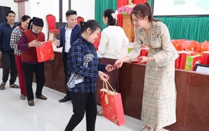 Hoa hậu Thị Hoa trao 150 phần quà thiện nguyện tại Hưng Yên