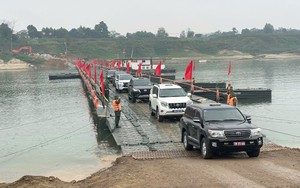 Thông xe cầu phao Đoan Hùng bắc qua sông Lô
