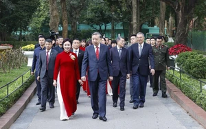 Tổng Bí thư dâng hương tưởng niệm Bác Hồ tại Nhà 67