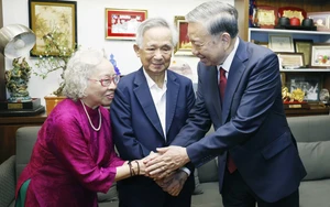 Tổng Bí thư thăm, chúc Tết gia đình NGND Nguyễn Lân Dũng và TTND Nguyễn Kim Nữ Hiếu