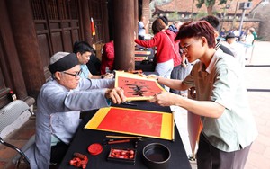 Người dân Thủ đô du Xuân ngày đầu năm Bính Ngọ