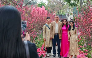 Người dân rộn ràng du Xuân bên hồ Hoàn Kiếm mùng 3 Tết