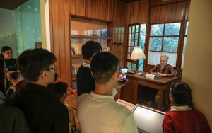 Hàng vạn người vào Lăng viếng Chủ tịch Hồ Chí Minh sáng mùng 3 Tết