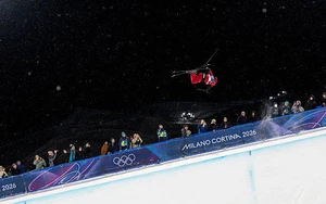 Huyền thoại Olympic mùa Đông nằm bất động sau cú ngã nguy hiểm, phải rời cuộc thi bằng cáng