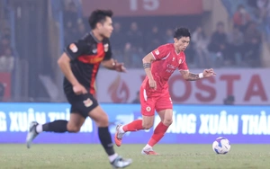 Văn Hậu nỗ lực ghi điểm với HLV Kim Sang Sik