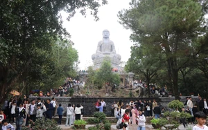 Du khách tưng bừng trẩy hội Phật Tích